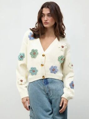 Cider Cream V-Neck Cropped Cardigan with Floral Appliqués Size Medium